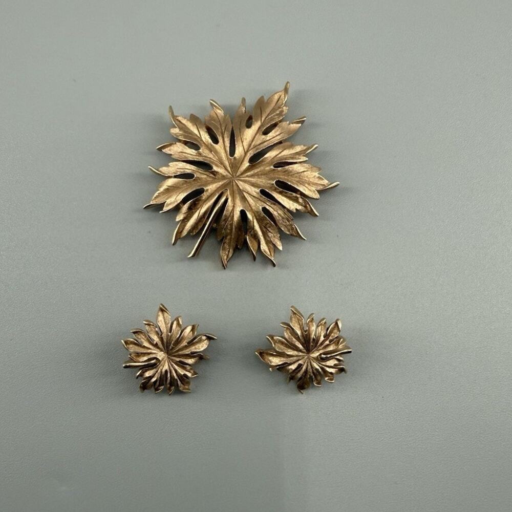 Vintage Crown Trifari Gold Tone Foliage Leaf Brooch Clip On Earrings Jewelry Set